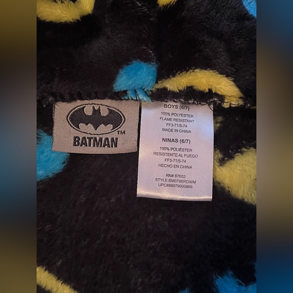 NWT Batman Robe 100% Polyester Size 6/7 (boys) - Picture 9 of 15